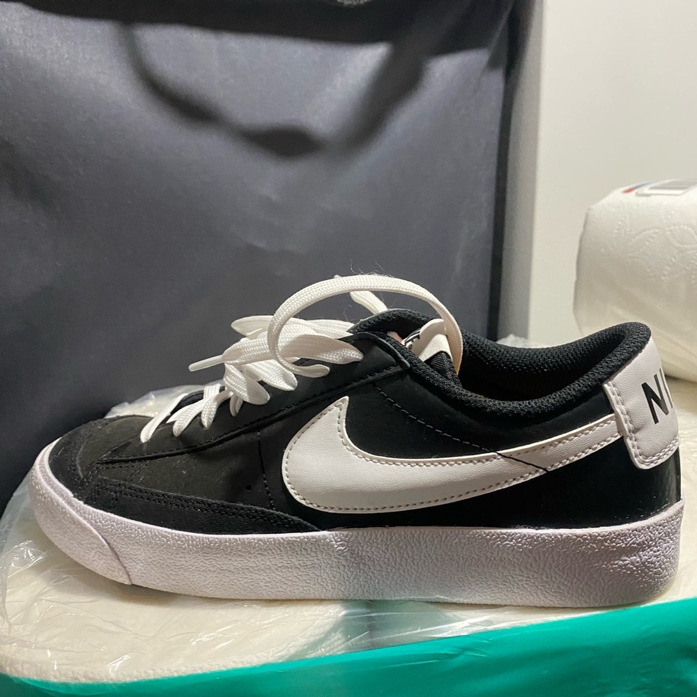 Black Nike sneakers size 7.5
